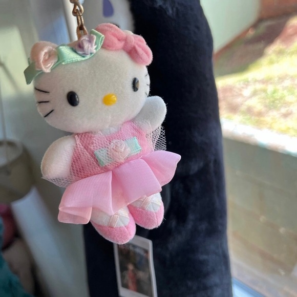 IN SEARCH OF THIS HELLO KITTY KEYCHAIN - Picture 2 of 2
